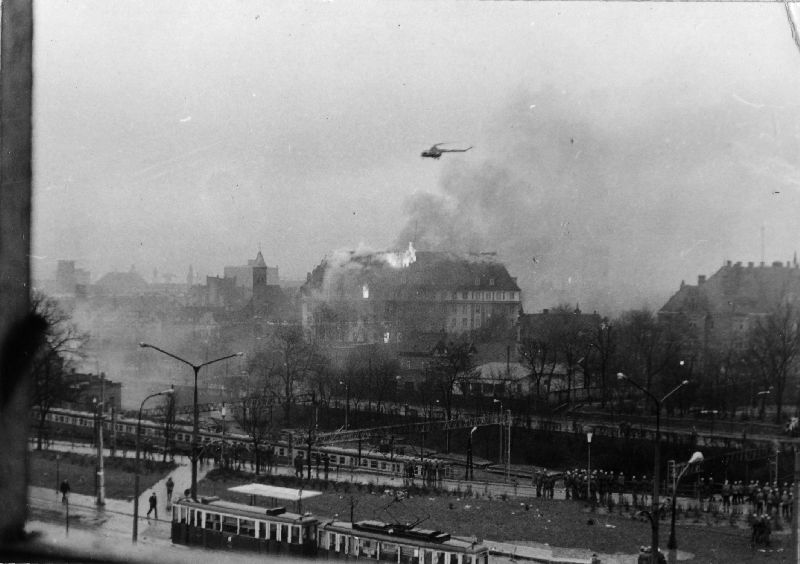 Gdańsk - płonący gmach KW PZPR przy Wałach Jagiellońskich, widok z ul. 3 Maja, 15.12.1970 r.