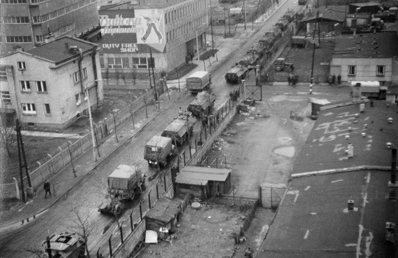 Gdynia - kolumna wojskowych transporterów na ul. Polskiej, 17.12.1970 r.
