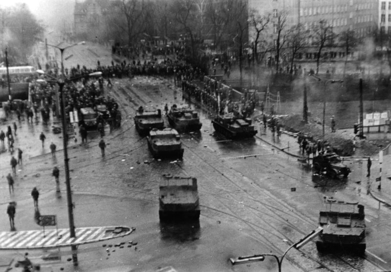 Gdańsk - Kolumna wojskowych pojazdów i szpaler milicji blokujące skrzyżowanie ulic: Hucisko i 3 Maja, przy KM MO, 15.12.1970 r.