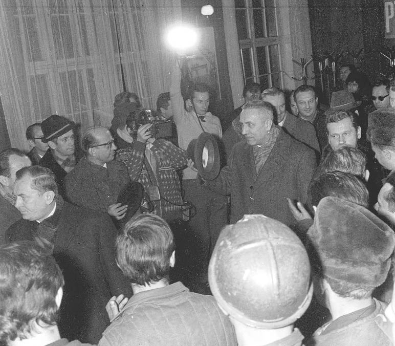 Szczecin - Edward Gierek z ekipą przybył do strajkującej stoczni. 24.01.1971r. (fot. Maciej Jasiecki)