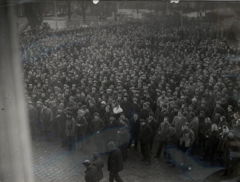 Stoczniowcy przed gmachem dyrekcji Stoczni Gdańskiej im. Lenina, 14.12.1970 r. (?)