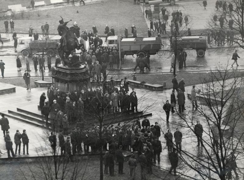 Mieszkańcy Gdańska na Targu Drzewnym pod pomnikiem Jana III Sobieskiego, 14 lub 15.12.1970 r.