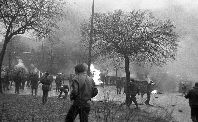 Płonące samochody na Podwalu Grodzkim, niedaleko KW PZPR, 14 lub 15.12.1970 r.