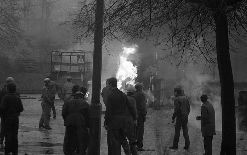 Płonący samochód na Podwalu Grodzkim, niedaleko KW PZPR, 14 lub 15.12.1970 r.