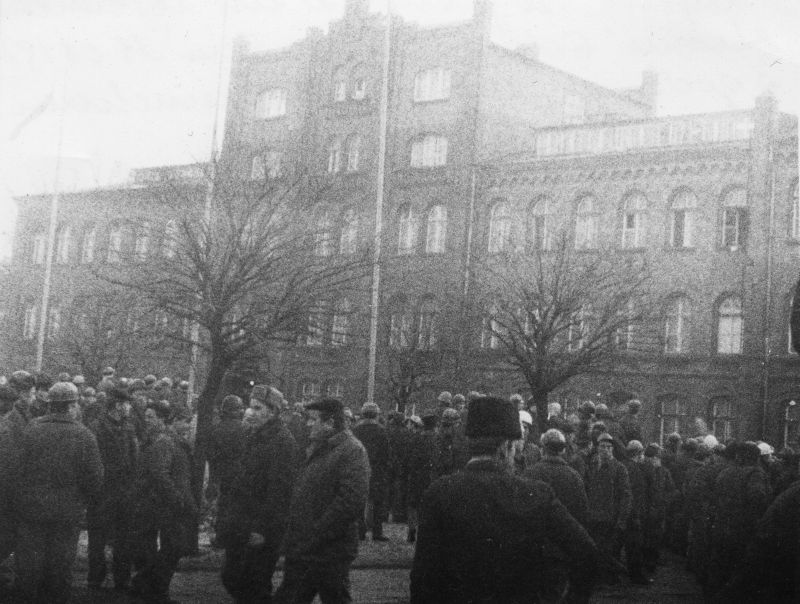 Stoczniowcy przed gmachem dyrekcji Stoczni Gdańskiej im. Lenina
