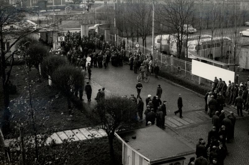 Stoczniowcy opuszczający Stocznię Gdańską im. Lenina przez bramę nr 2