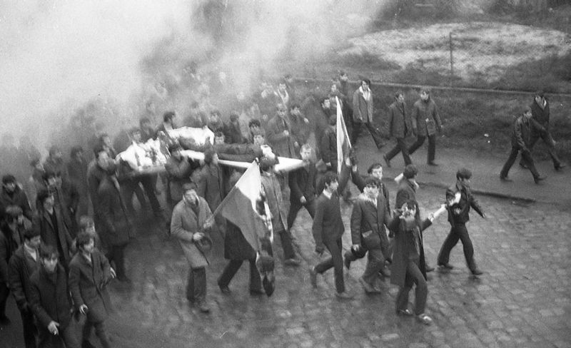 Gdynia. Ofiara walk Zbigniew Godlewski ,,Janek Wiśniewski&#039;&#039; niesiony na czele manifestacji