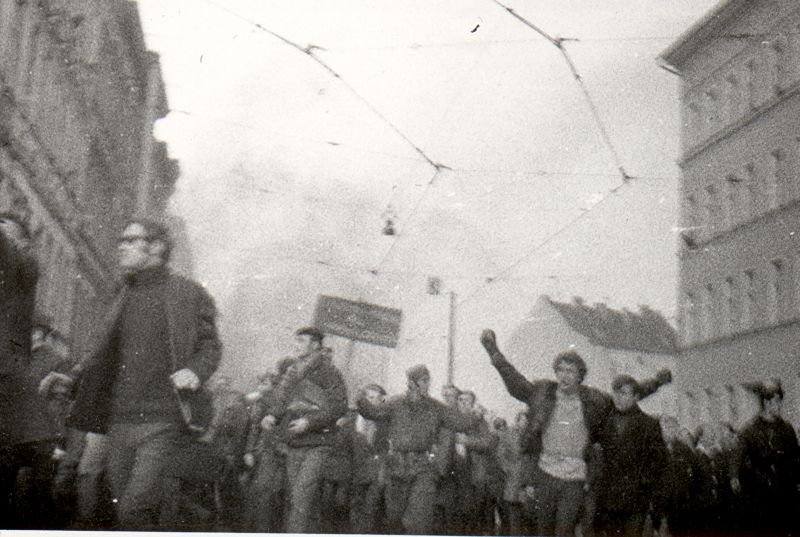 Szczecin. Demonstranci w pochodzie na ul. Parkowej. Kierują się w stronę centrum miasta. 17.12.1970 r.