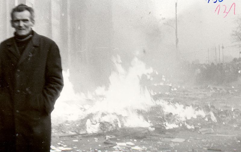 Szczecin. Zanim zapłonął budynek demonstranci spalili partyjne dokumenty. 17.12.1970 r.