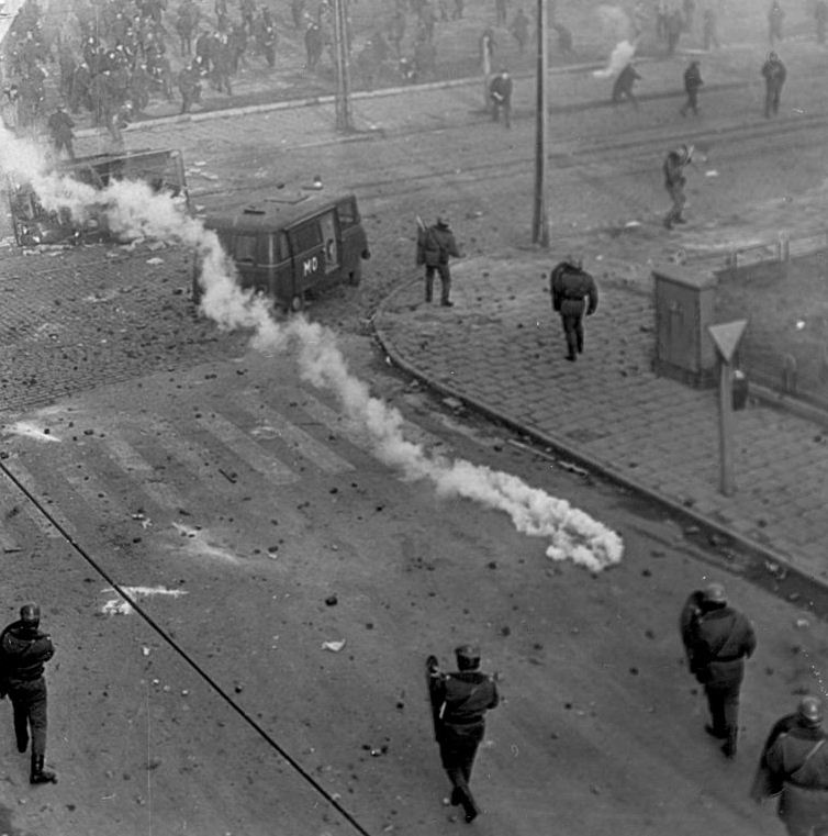 Szczecin Do zaciętych walk ze stoczniowcami doszło na ul. Stanisława Dubois. 17.12.1970 r.