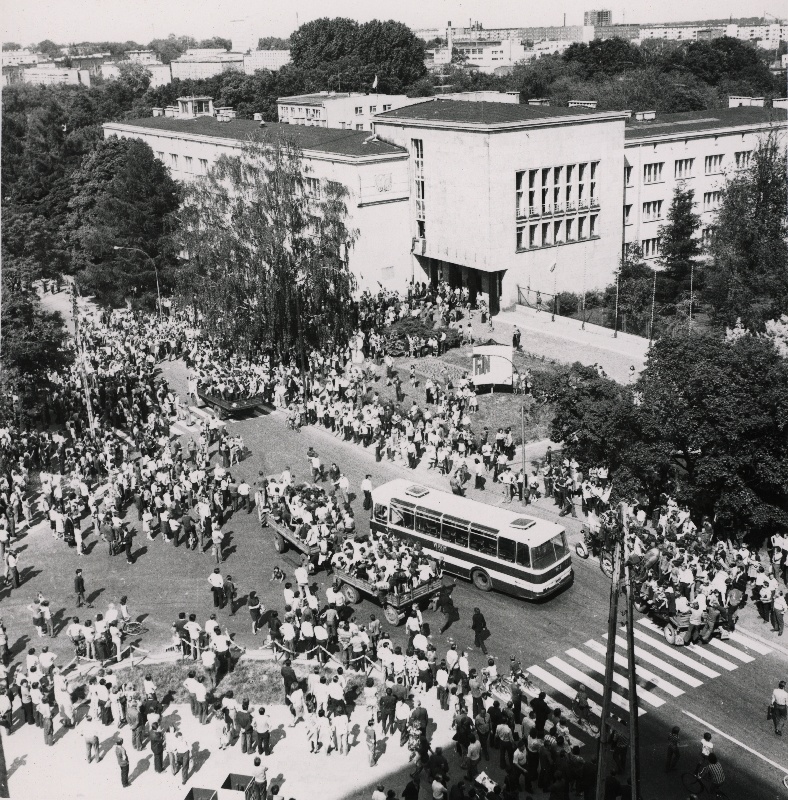 Demonstracja przed gmachem KW PZPR