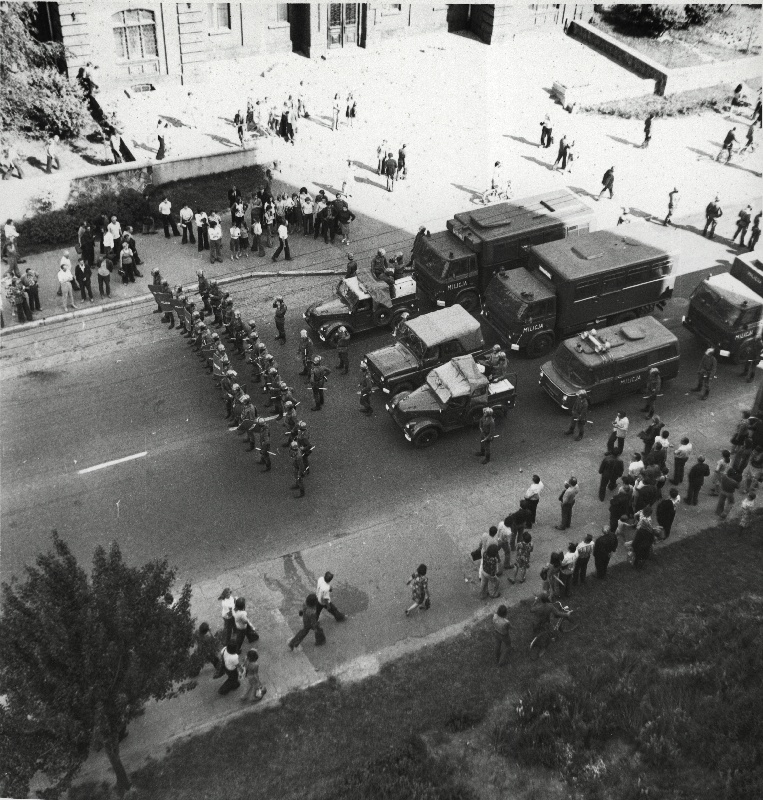 Walki uliczne w Radomiu (zdjęcia z ulic 1 Maja, Żeromskiego i przed gmachem KW PZPR)