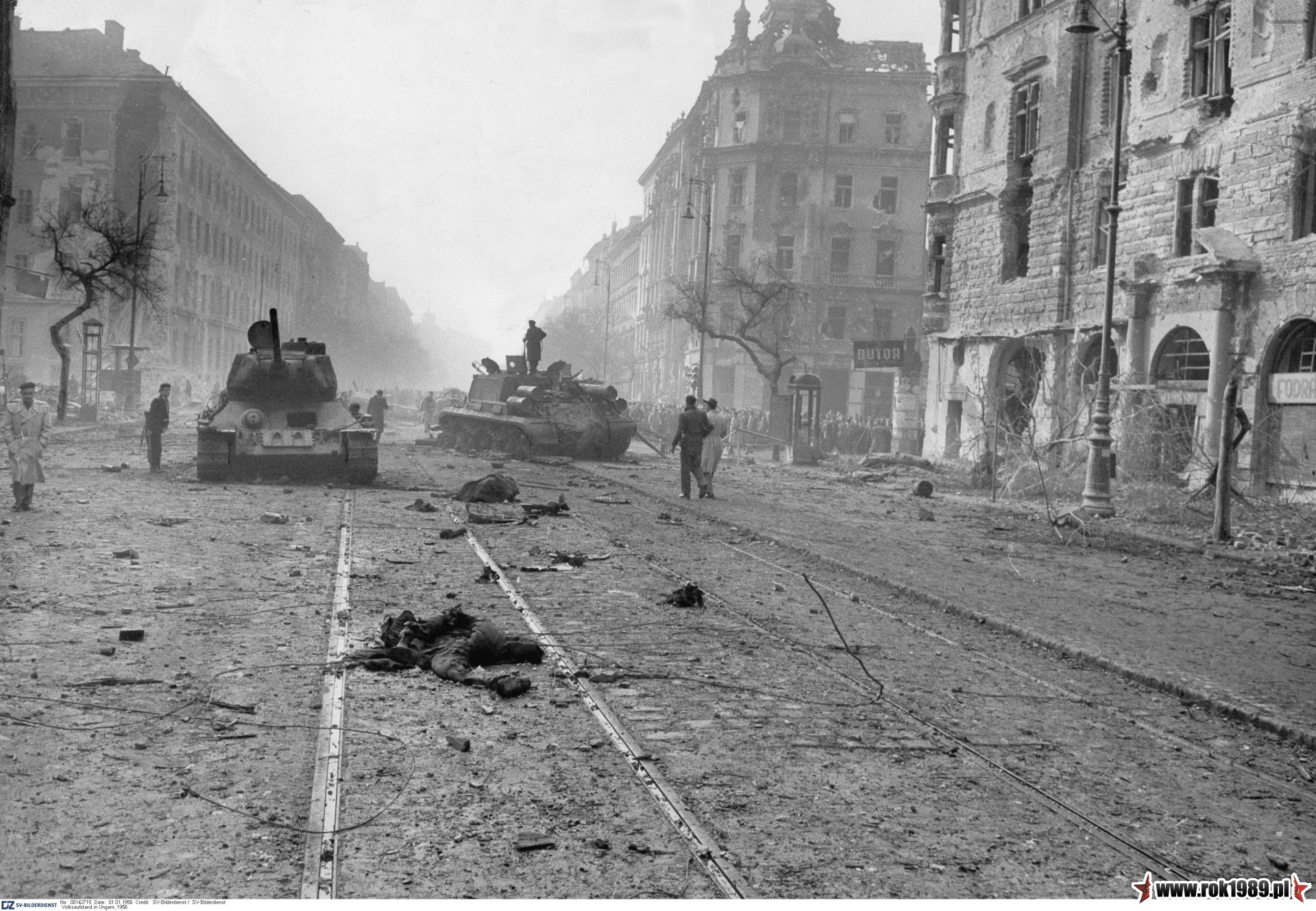 Sowieckie czołgi krwawo stłumiły węgierską rewolucję. Buapeszt 1956 (H. Betzler/SZ-Photo/FORUM)