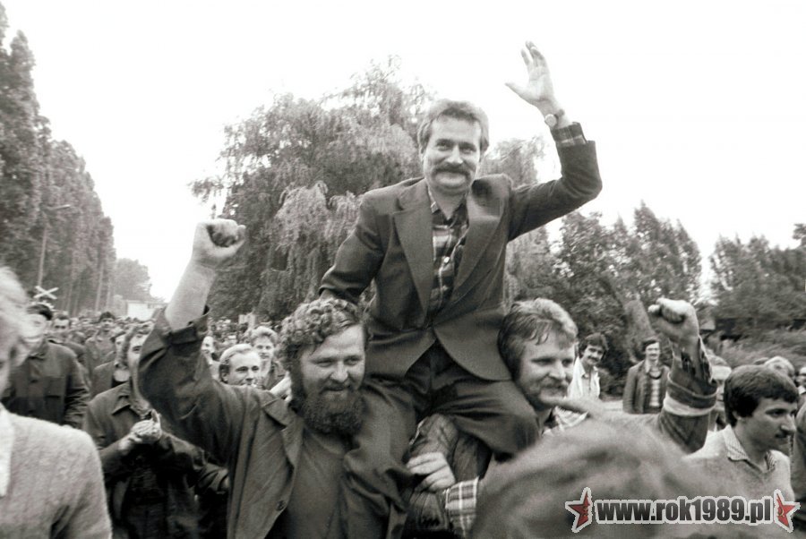 Lech Wałęsa, lider &quot;Solidarności&quot;, podczas strajku w Stoczni Gdańskiej im. Lenina, sierpień 1980 (Marek Zarzecki/REUTERS/FORUM)