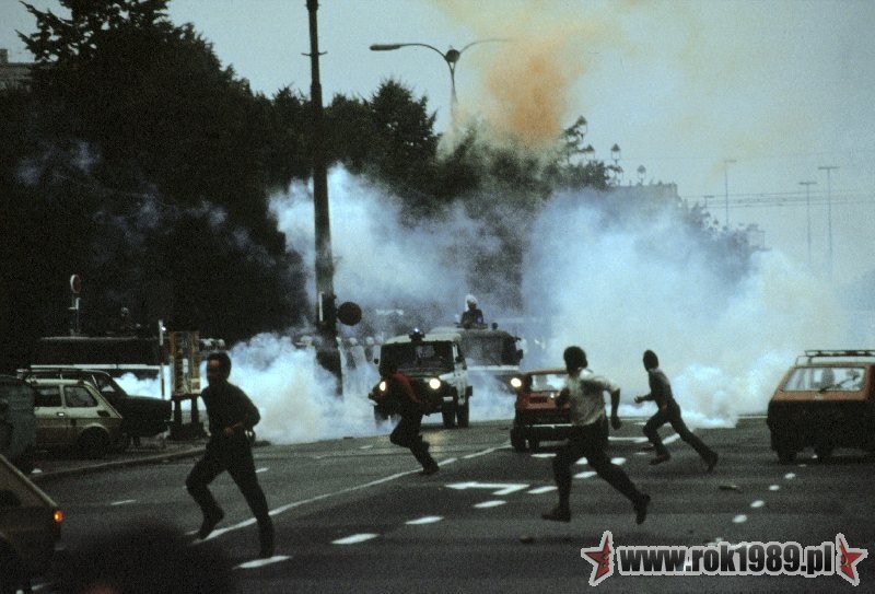 Walki uliczne w latach 80. w Polsce nie należały do rzadkości, 31 sierpnia 1982 (Chris Niedenthal/FORUM)