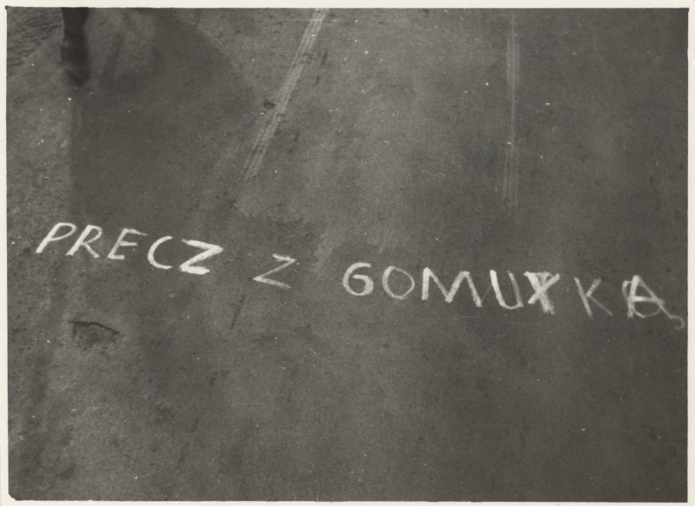 Napis na ulicy: Precz z Gomułką