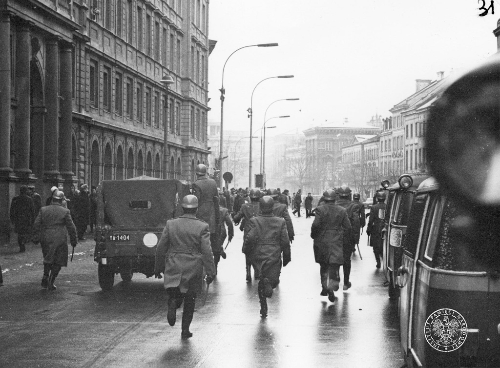 Zdjęcie przedstawiające patrol MO na Krakowskim Przedmieściu, IPNBU-3-19-1-224
