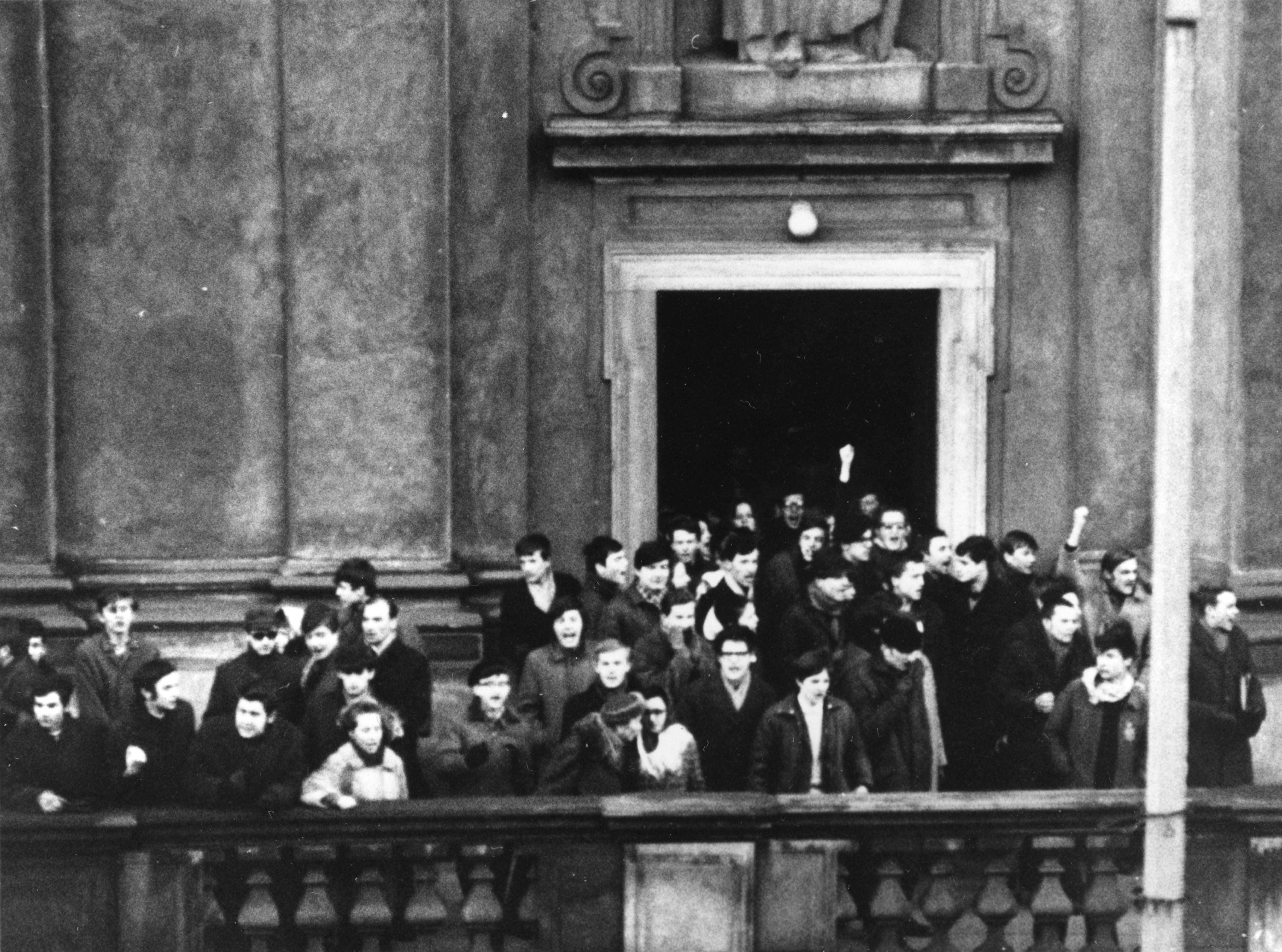 Wydarzenia Marca 1968 w Warszawie. IPNBU-3-19-1-48. Protestujący studenci na schodach przed drzwiami kościoła pod wezwaniem Świętego Krzyża, przy ulicy Krakowskie Przedmieście w Warszawie