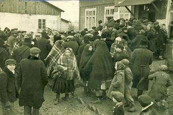 2 / 13 Mieszkańcy wsi przed lokalem wyborczym, 19 I 1947 r. (IPN BU 024/116)