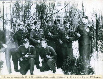 10 / 13 Funkcjonariusze UB i MO ochraniający lokal wyborczy w Sopocie, styczeń 1947 r. (IPN Gd 05/107)