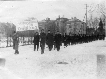 13 / 13 Pracownicy Zakładów „Apollo” w Czechowicach manifestacyjnie udający się do lokalu wyborczego, 19 I 1947 r. (IPN BU 00231/86, t. 14)