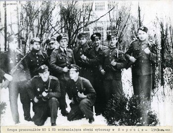 Funkcjonariusze UB i MO ochraniający lokal wyborczy w Sopocie, styczeń 1947 r. (IPN Gd 05/107)