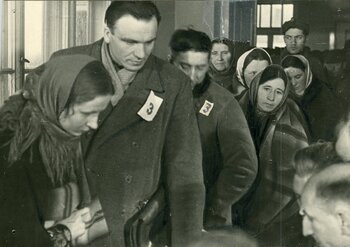 Kolejka w lokalu wyborczym, 19 I 1947 r. (IPN BU 024/116)
