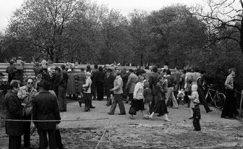 Poznaniacy na Placu Adama Mickiewicza w dniu budowy pomnika Czerwca 56