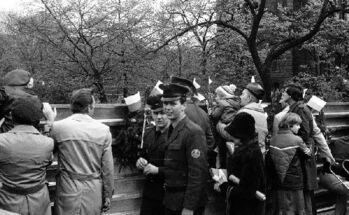 Poznaniacy na Placu Adama Mickiewicza w dniu budowy pomnika Czerwca 56