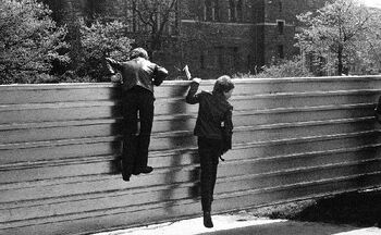 Chłopcy na Placu Adama Mickiewicza w dniu budowy pomnika Czerwca 56