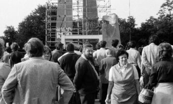 Poznaniacy zgromadzeni w dniu budowy pomnika Czerwca 56