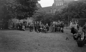 Poznaniacy zgromadzeni w parku przy Placu Adama Mickiewicza w dniu budowy pomnika Czerwca 56