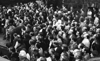 Tłum na al. Niepodległości w dniu budowy pomnika Czerwca 56