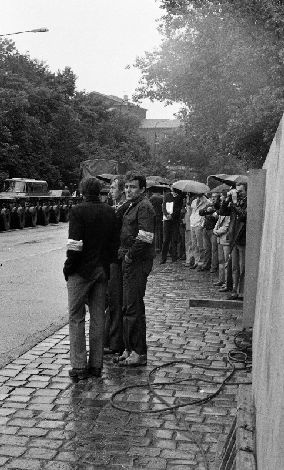 Zgromadzeni podczas budowy pomnika Czerwca 56