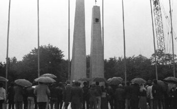 Zgromadzeni na Placu Adama Mickiewicza w dniu budowy pomnika Czerwca 56