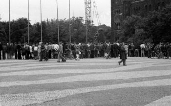 Poznaniacy zgromadzeni na Placu Adama Mickiewicza w dniu budowy pomnika Czerwca 56