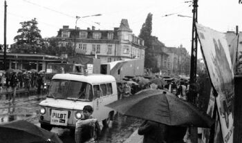 Transport pomnika Czerwca 56 z HCP na Plac Adama Mickiewicza w asyście tłumu poznaniaków