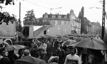 Transport pomnika Czerwca 56 z HCP na Plac Adama Mickiewicza w asyście tłumu poznaniaków