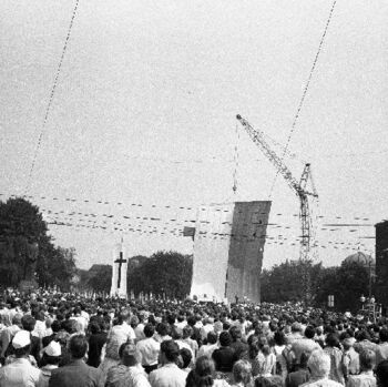 Tłumy na Placu Adama Mickiewicza w dniu odsłonięcia pomnika Czerwca 56