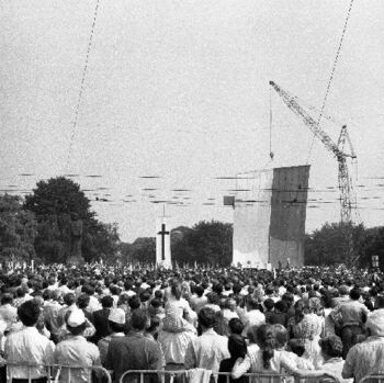 Tłumy na Placu Adama Mickiewicza w dniu odsłonięcia pomnika Czerwca 56