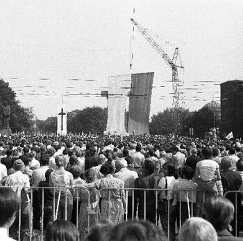 Tłumy na Placu Adama Mickiewicza w dniu odsłonięcia pomnika Czerwca 56