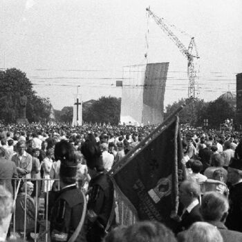 Tłumy na Placu Adama Mickiewicza w dniu odsłonięcia pomnika Czerwca 56; na pierwszym planie delegacja górnicza