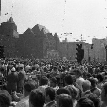 Tłumy na ulicy Św. Marcin (Czerwonej Armii) podczas uroczystości odsłonięcia pomnika Czerwca 56