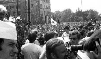 Tłumy na Placu Adama Mickiewicza w dniu odsłonięcia pomnika Czerwca 56