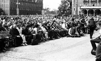 Plac Adama Mickiewicza; wśród uczestników m.in. Anna Strzałkowska, Stanisław Matyja, Aleksandra Banasiak, Bogdan Ciszak