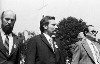 Lecha Wałęsa i Zdzisław Rozwalak podczas uroczystości odsłonięcia pomnika Czerwca 56