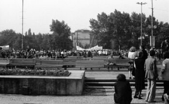 Plac Adama Mickiewicza w dniu odsłonięcia pomnika Czerwca 56