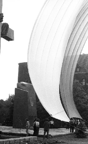 Przygotowania pomnika Czerwca 56 do uroczystości odsłonięcia