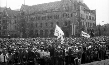 Tłumy na skrzyżowaniu ulic Św. Marcin i Aleje Niepodległości