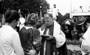 Eucharystia na Placu Adama Mickiewicza podczas uroczystości odsłonięcia pomnika Czerwca 56